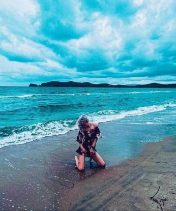 А еще я обладательница нежных рук и нереально горячих губ 👄 Не веришь? Посмотри на мои фото и оставься без слез 😍 Живу в загадочной Москве, городе возможностей, где вместе мы сможем исследовать самые скрытые уголки нашей страсти 👯♀️ Возьмешься ли ты открыть для себя новый уровень наслаждения со мной? Отзывы моих довольных клиентов 🌟 говорят сами за себя - так что не теряй времени и приглашай меня к себе в объятия. Я жду тебя, мой сладкий грешник... 💋💋💋 Оксана
